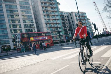 Londra (124; İngiltere - 2022.04.16: Güneşli bir günde Londra sokaklarında bisikletçiler