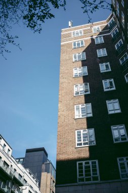 Londra-124; İngiltere - 2022.04.16: Thames nehri kıyısındaki Millbank bölgesinde güzel konut binaları