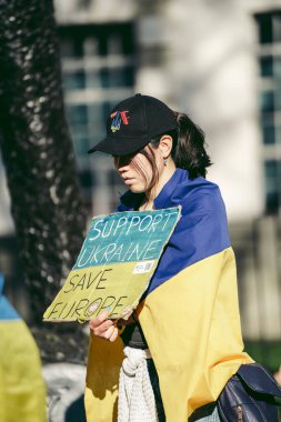 Hükümetler, Londra, 124; İngiltere - 2022.04.16: Ukrayna halkı protesto etti, binlercesi Rusya 'ya İngiliz Hükümeti, AB ve ABD' den Ukrayna 'daki savaşı durdurmak için daha sert yaptırımlar talep etmek için toplandı