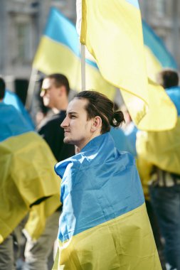 Hükümetler, Londra, 124; İngiltere - 2022.04.16: Ukrayna halkı protesto etti, binlercesi Rusya 'ya İngiliz Hükümeti, AB ve ABD' den Ukrayna 'daki savaşı durdurmak için daha sert yaptırımlar talep etmek için toplandı