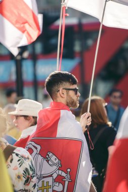 Hükümetler, Londra, 124; İngiltere - 2022.04.16: Ukrayna halkı protesto etti, binlercesi Rusya 'ya İngiliz Hükümeti, AB ve ABD' den Ukrayna 'daki savaşı durdurmak için daha sert yaptırımlar talep etmek için toplandı