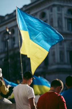 Hükümetler, Londra, 124; İngiltere - 2022.04.16: Ukrayna halkı protesto etti, binlercesi Rusya 'ya İngiliz Hükümeti, AB ve ABD' den Ukrayna 'daki savaşı durdurmak için daha sert yaptırımlar talep etmek için toplandı