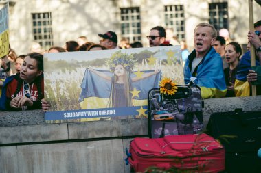 Hükümetler, Londra, 124; İngiltere - 2022.04.16: Ukrayna halkı protesto etti, binlercesi Rusya 'ya İngiliz Hükümeti, AB ve ABD' den Ukrayna 'daki savaşı durdurmak için daha sert yaptırımlar talep etmek için toplandı