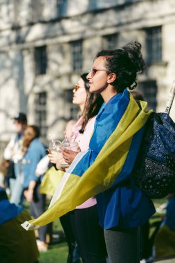 Hükümetler, Londra, 124; İngiltere - 2022.04.16: Ukrayna halkı protesto etti, binlercesi Rusya 'ya İngiliz Hükümeti, AB ve ABD' den Ukrayna 'daki savaşı durdurmak için daha sert yaptırımlar talep etmek için toplandı