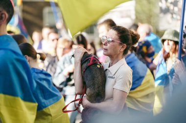 Hükümetler, Londra, 124; İngiltere - 2022.04.16: Ukrayna halkı protesto etti, binlercesi Rusya 'ya İngiliz Hükümeti, AB ve ABD' den Ukrayna 'daki savaşı durdurmak için daha sert yaptırımlar talep etmek için toplandı