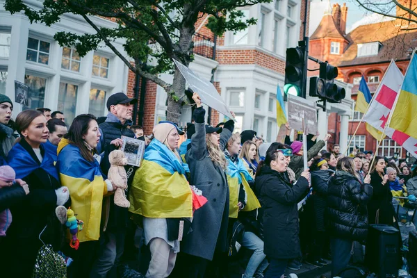 Rus büyükelçiliği, Londra 124; İngiltere - 2022.04.07: Ukrayna halkı protesto etti, binlercesi Ukrayna 'daki savaşı durdurmak için Rusya' ya İngiliz Hükümeti, AB ve ABD 'den daha sert yaptırımlar talep etmek için toplandı