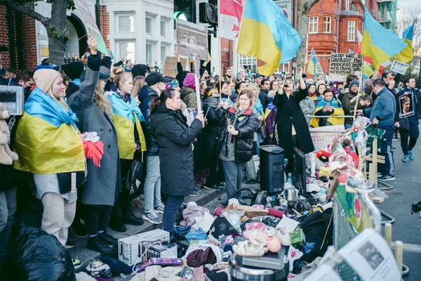 Rus büyükelçiliği, Londra 124; İngiltere - 2022.04.07: Ukrayna halkı protesto etti, binlercesi Ukrayna 'daki savaşı durdurmak için Rusya' ya İngiliz Hükümeti, AB ve ABD 'den daha sert yaptırımlar talep etmek için toplandı