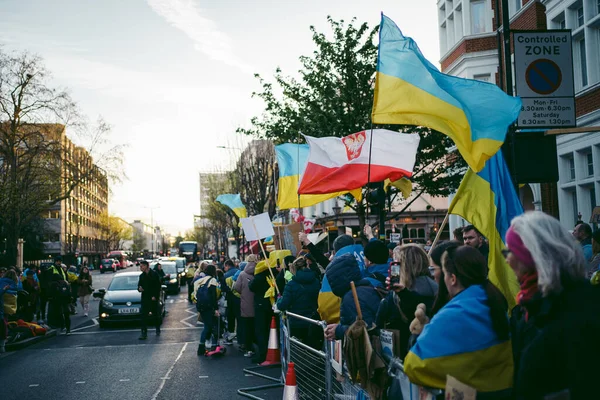 Rus büyükelçiliği, Londra 124; İngiltere - 2022.04.07: Ukrayna halkı protesto etti, binlercesi Ukrayna 'daki savaşı durdurmak için Rusya' ya İngiliz Hükümeti, AB ve ABD 'den daha sert yaptırımlar talep etmek için toplandı