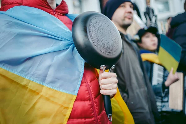 Rus büyükelçiliği, Londra 124; İngiltere - 2022.04.07: Ukrayna halkı protesto etti, binlercesi Ukrayna 'daki savaşı durdurmak için Rusya' ya İngiliz Hükümeti, AB ve ABD 'den daha sert yaptırımlar talep etmek için toplandı