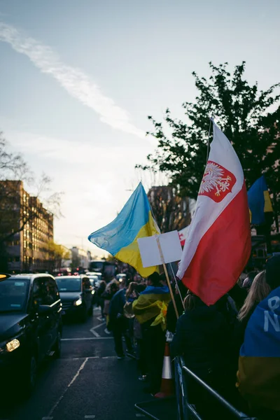Rus büyükelçiliği, Londra 124; İngiltere - 2022.04.07: Ukrayna halkı protesto etti, binlercesi Ukrayna 'daki savaşı durdurmak için Rusya' ya İngiliz Hükümeti, AB ve ABD 'den daha sert yaptırımlar talep etmek için toplandı