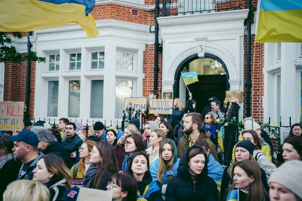 Rus büyükelçiliği, Londra 124; İngiltere - 2022.04.07: Ukrayna halkı protesto etti, binlercesi Ukrayna 'daki savaşı durdurmak için Rusya' ya İngiliz Hükümeti, AB ve ABD 'den daha sert yaptırımlar talep etmek için toplandı
