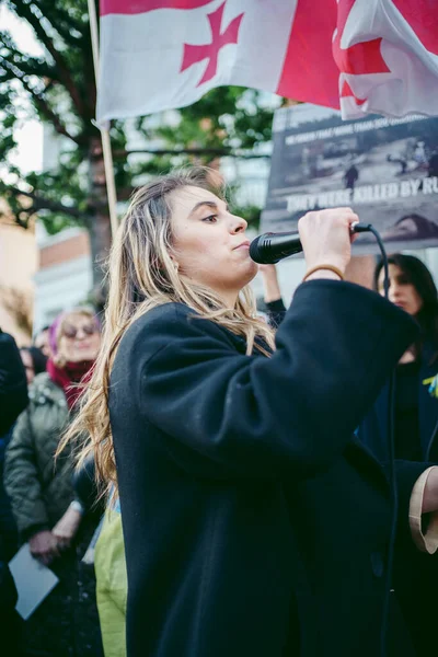 Rus büyükelçiliği, Londra 124; İngiltere - 2022.04.07: Ukrayna halkı protesto etti, binlercesi Ukrayna 'daki savaşı durdurmak için Rusya' ya İngiliz Hükümeti, AB ve ABD 'den daha sert yaptırımlar talep etmek için toplandı