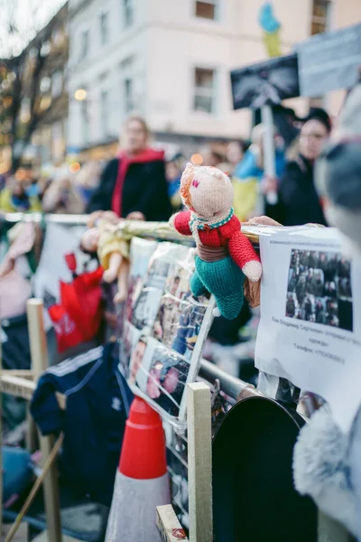 Rus büyükelçiliği, Londra 124; İngiltere - 2022.04.07: Ukrayna halkı protesto etti, binlercesi Ukrayna 'daki savaşı durdurmak için Rusya' ya İngiliz Hükümeti, AB ve ABD 'den daha sert yaptırımlar talep etmek için toplandı