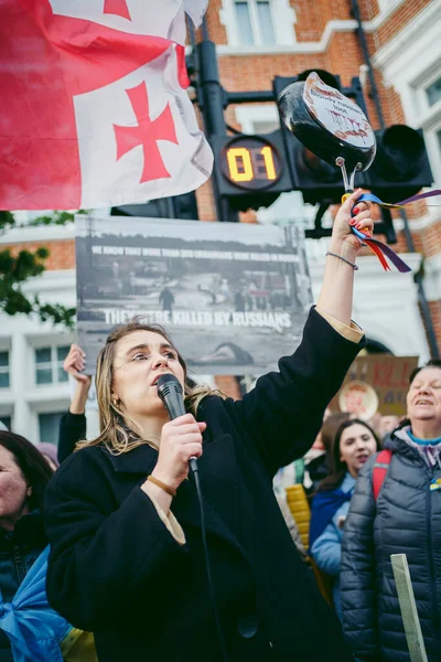Rus büyükelçiliği, Londra 124; İngiltere - 2022.04.07: Ukrayna halkı protesto etti, binlercesi Ukrayna 'daki savaşı durdurmak için Rusya' ya İngiliz Hükümeti, AB ve ABD 'den daha sert yaptırımlar talep etmek için toplandı