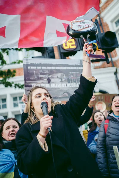 Rus büyükelçiliği, Londra 124; İngiltere - 2022.04.07: Ukrayna halkı protesto etti, binlercesi Ukrayna 'daki savaşı durdurmak için Rusya' ya İngiliz Hükümeti, AB ve ABD 'den daha sert yaptırımlar talep etmek için toplandı