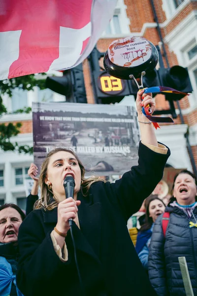 Rus büyükelçiliği, Londra 124; İngiltere - 2022.04.07: Ukrayna halkı protesto etti, binlercesi Ukrayna 'daki savaşı durdurmak için Rusya' ya İngiliz Hükümeti, AB ve ABD 'den daha sert yaptırımlar talep etmek için toplandı