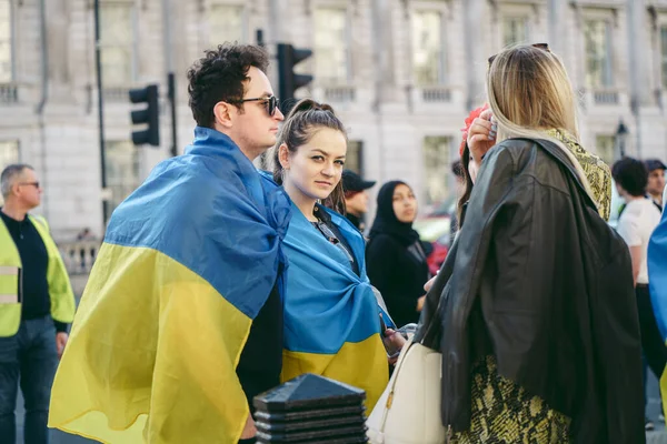 Hükümetler, Londra, 124; İngiltere - 2022.04.16: Ukrayna halkı protesto etti, binlercesi Rusya 'ya İngiliz Hükümeti, AB ve ABD' den Ukrayna 'daki savaşı durdurmak için daha sert yaptırımlar talep etmek için toplandı