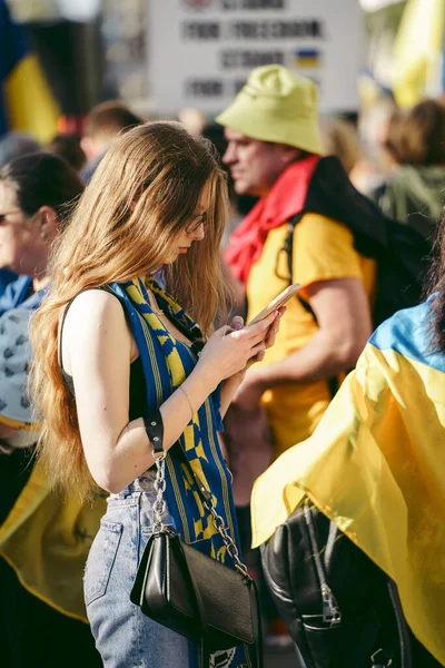 Hükümetler, Londra, 124; İngiltere - 2022.04.16: Ukrayna halkı protesto etti, binlercesi Rusya 'ya İngiliz Hükümeti, AB ve ABD' den Ukrayna 'daki savaşı durdurmak için daha sert yaptırımlar talep etmek için toplandı