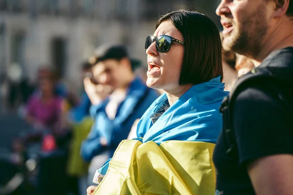 Hükümetler, Londra, 124; İngiltere - 2022.04.16: Ukrayna halkı protesto etti, binlercesi Rusya 'ya İngiliz Hükümeti, AB ve ABD' den Ukrayna 'daki savaşı durdurmak için daha sert yaptırımlar talep etmek için toplandı