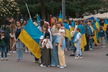 Budapeşte (124; Macaristan - 2022,03.08): Ukrayna 'ya giden insanlar Rusya' nın Ukrayna 'yı işgalini protesto ediyorlar.