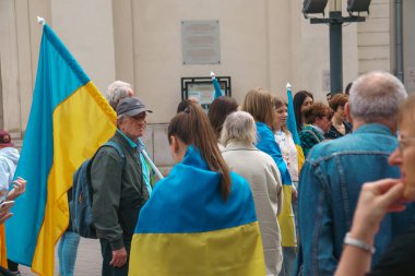 Budapeşte (124; Macaristan - 2022,03.08): Budapeşte 'de bayraklı insanlar Ukraynalıları desteklemek ve Rusya' nın başlattığı savaşı durdurmak için toplandılar