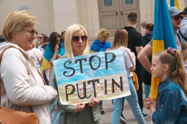 Budapeşte (124; Macaristan - 2022,03.08): Budapeşte 'de bayraklı insanlar Ukraynalıları desteklemek ve Rusya' nın başlattığı savaşı durdurmak için toplandılar