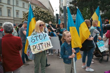 Budapeşte (124; Macaristan - 2022,03.08): Budapeşte 'de bayraklı insanlar Ukraynalıları desteklemek ve Rusya' nın başlattığı savaşı durdurmak için toplandılar