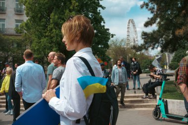 Budapeşte (124; Macaristan - 2022,03.08): Budapeşte 'de bayraklı insanlar Ukraynalıları desteklemek ve Rusya' nın başlattığı savaşı durdurmak için toplandılar