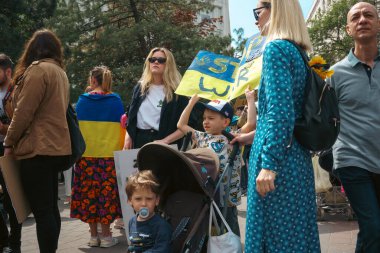 Budapeşte (124; Macaristan - 2022,03.08): Budapeşte 'de bayraklı insanlar Ukraynalıları desteklemek ve Rusya' nın başlattığı savaşı durdurmak için toplandılar