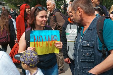 Budapeşte (124; Macaristan - 2022,03.08): Budapeşte 'de bayraklı insanlar Ukraynalıları desteklemek ve Rusya' nın başlattığı savaşı durdurmak için toplandılar