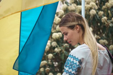 Budapeşte (124; Macaristan - 2022,03.08): Budapeşte 'de bayraklı insanlar Ukraynalıları desteklemek ve Rusya' nın başlattığı savaşı durdurmak için toplandılar