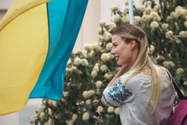 Budapeşte (124; Macaristan - 2022,03.08): Budapeşte 'de bayraklı insanlar Ukraynalıları desteklemek ve Rusya' nın başlattığı savaşı durdurmak için toplandılar