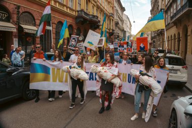 Budapeşte (124; Macaristan - 2022,03.08): Budapeşte 'de bayraklı insanlar Ukraynalıları desteklemek ve Rusya' nın başlattığı savaşı durdurmak için toplandılar