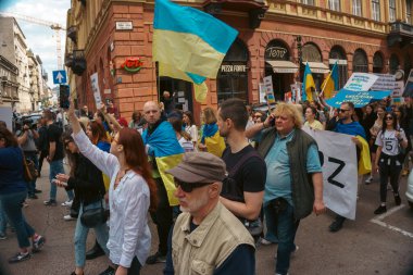 Budapeşte (124; Macaristan - 2022,03.08): Budapeşte 'de bayraklı insanlar Ukraynalıları desteklemek ve Rusya' nın başlattığı savaşı durdurmak için toplandılar