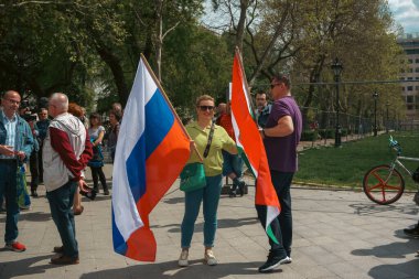 Budapeşte-124; Macaristan - 2022,03.08: Pro Rus eylemciler Ukrayna 'daki Rus savaş suçlarını desteklemek üzere Budapeşte sokaklarında toplandılar