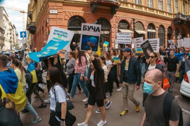 Budapeşte (124; Macaristan - 2022,03.08): Budapeşte 'de bayraklı insanlar Ukraynalıları desteklemek ve Rusya' nın başlattığı savaşı durdurmak için toplandılar