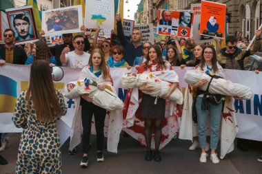 Budapeşte (124; Macaristan - 2022,03.08): Budapeşte 'de bayraklı insanlar Ukraynalıları desteklemek ve Rusya' nın başlattığı savaşı durdurmak için toplandılar