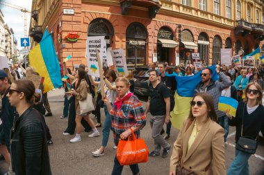 Budapeşte (124; Macaristan - 2022,03.08): Budapeşte 'de bayraklı insanlar Ukraynalıları desteklemek ve Rusya' nın başlattığı savaşı durdurmak için toplandılar