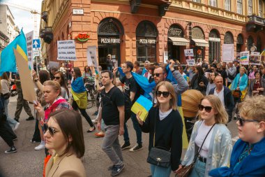 Budapeşte (124; Macaristan - 2022,03.08): Budapeşte 'de bayraklı insanlar Ukraynalıları desteklemek ve Rusya' nın başlattığı savaşı durdurmak için toplandılar