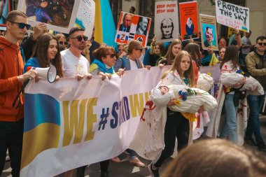 Budapeşte (124; Macaristan - 2022,03.08): Budapeşte 'de bayraklı insanlar Ukraynalıları desteklemek ve Rusya' nın başlattığı savaşı durdurmak için toplandılar