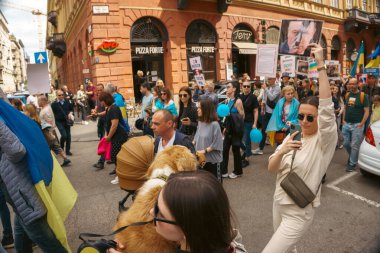 Budapeşte (124; Macaristan - 2022,03.08): Budapeşte 'de bayraklı insanlar Ukraynalıları desteklemek ve Rusya' nın başlattığı savaşı durdurmak için toplandılar