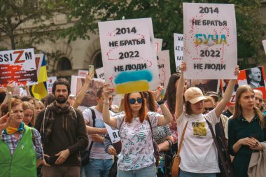 Budapeşte (124; Macaristan - 2022,03.08): Budapeşte 'de bayraklı insanlar Ukraynalıları desteklemek ve Rusya' nın başlattığı savaşı durdurmak için toplandılar