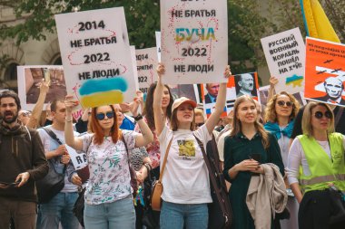 Budapeşte (124; Macaristan - 2022,03.08): Budapeşte 'de bayraklı insanlar Ukraynalıları desteklemek ve Rusya' nın başlattığı savaşı durdurmak için toplandılar