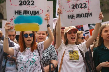 Budapeşte (124; Macaristan - 2022,03.08): Budapeşte 'de bayraklı insanlar Ukraynalıları desteklemek ve Rusya' nın başlattığı savaşı durdurmak için toplandılar