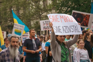 Budapeşte (124; Macaristan - 2022,03.08): Budapeşte 'de bayraklı insanlar Ukraynalıları desteklemek ve Rusya' nın başlattığı savaşı durdurmak için toplandılar