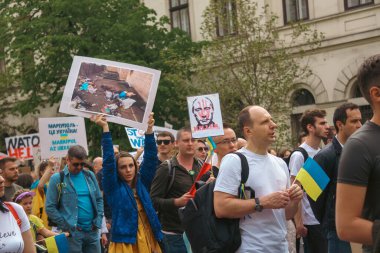 Budapeşte (124; Macaristan - 2022,03.08): Budapeşte 'de bayraklı insanlar Ukraynalıları desteklemek ve Rusya' nın başlattığı savaşı durdurmak için toplandılar