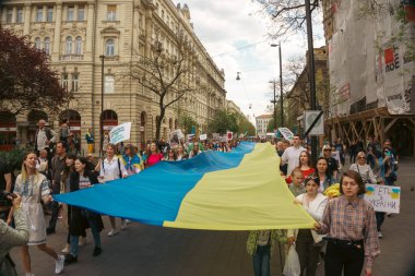 Budapeşte (124; Macaristan - 2022,03.08): Budapeşte 'de bayraklı insanlar Ukraynalıları desteklemek ve Rusya' nın başlattığı savaşı durdurmak için toplandılar