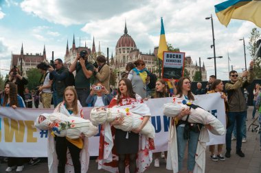 Budapeşte (124; Macaristan - 2022,03.08): Budapeşte 'de bayraklı insanlar Ukraynalıları desteklemek ve Rusya' nın başlattığı savaşı durdurmak için toplandılar
