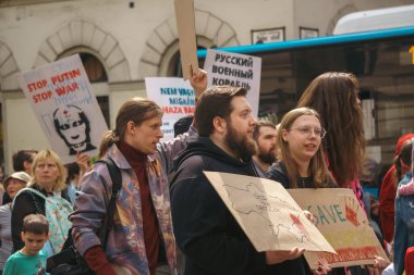 Budapeşte (124; Macaristan - 2022,03.08): Budapeşte 'de bayraklı insanlar Ukraynalıları desteklemek ve Rusya' nın başlattığı savaşı durdurmak için toplandılar