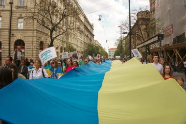 Budapeşte (124; Macaristan - 2022,03.08): Budapeşte 'de bayraklı insanlar Ukraynalıları desteklemek ve Rusya' nın başlattığı savaşı durdurmak için toplandılar